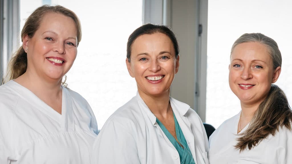Bilde av sykepleierne Tina, Ingrid og Kristina. 