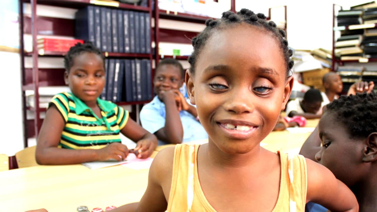 Janaia 7 år fra Mosambik i klasserommet