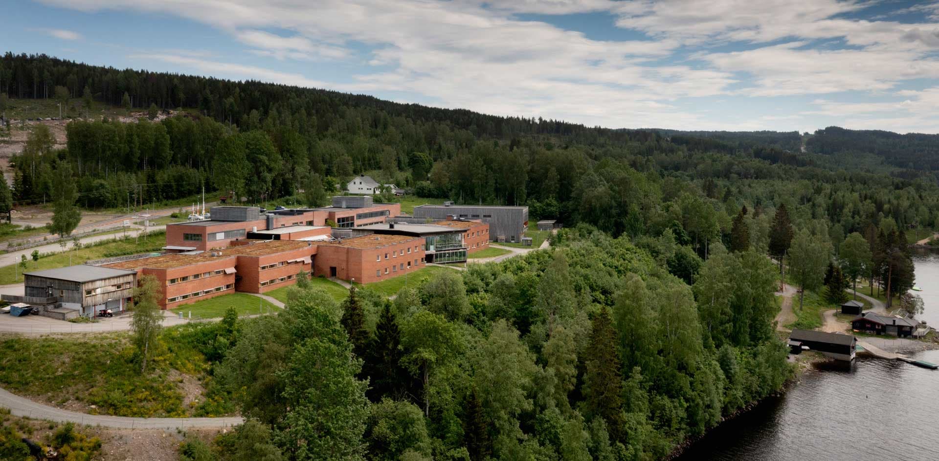 Dronebilde sett fra nord i Hurdalsjøen av Hurdal syn- og mestringssenter