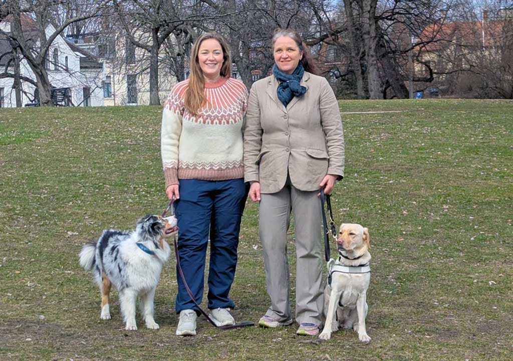 Hundetrener Maren og Anne Berit Gravvold side om side med hver sin hund