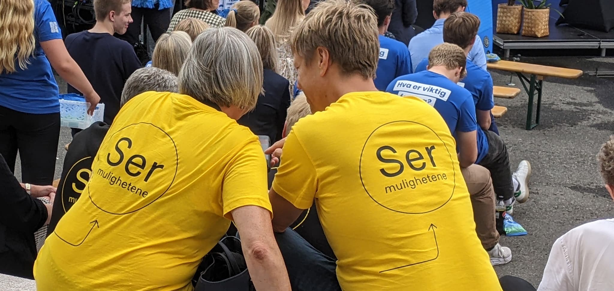 r og ryggen mot kamera. Tekst: Ser mulighetene