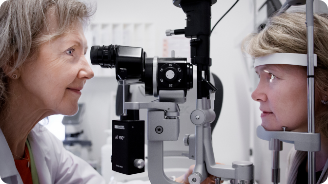Dame får gjennomført synsundersøkelse hos optiker