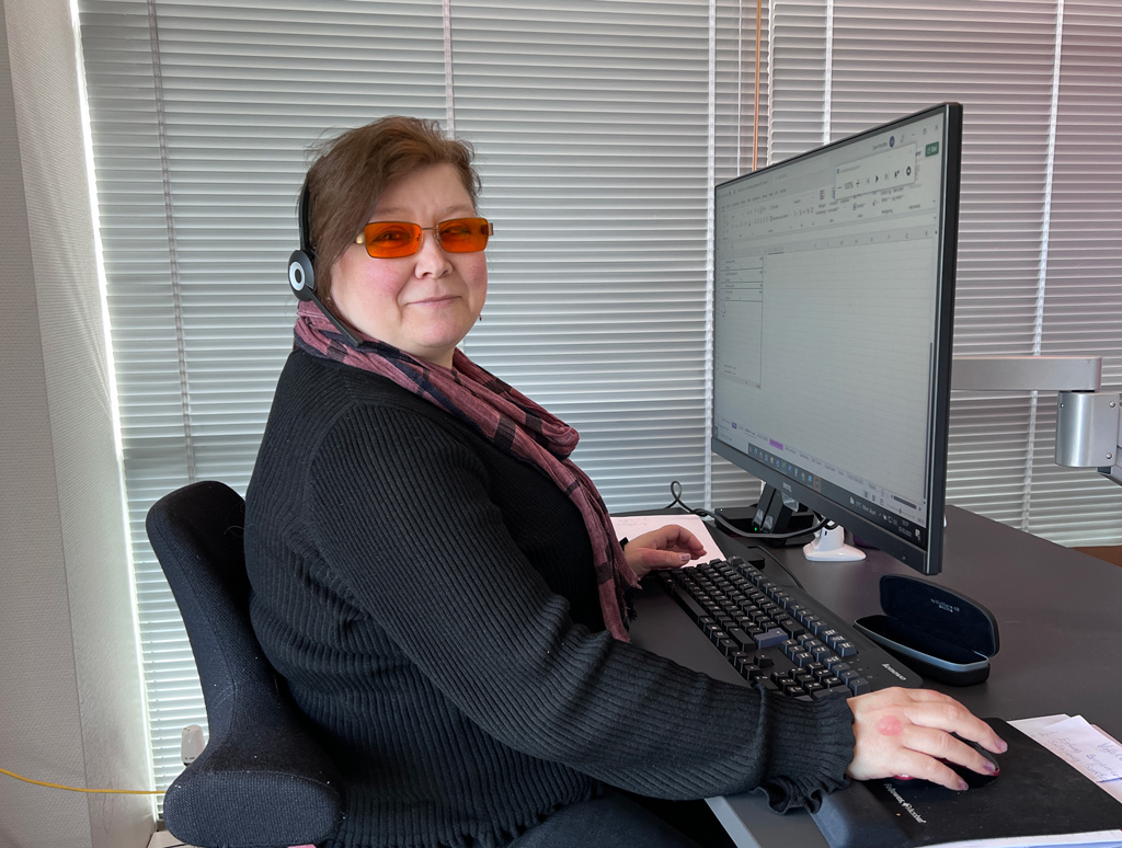 Synsproblemene til Sølvi Nordbø foran PC-skjermen. Hun jobber deltid ved Norges Blindeforbund Hordaland.