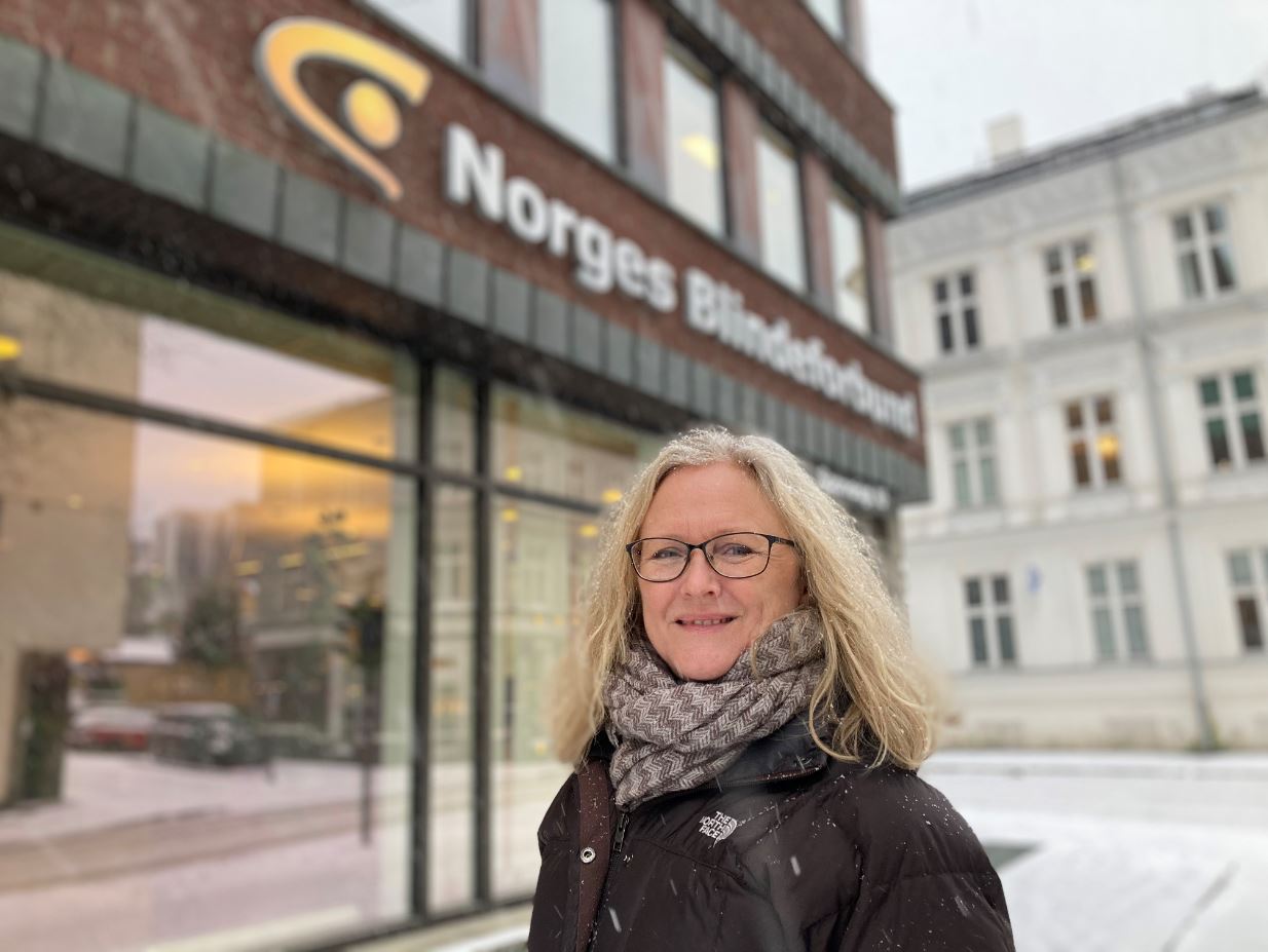 Historieforfatter Mari Jonassen skal skrive Blindeforbundets 125 år gamle historie. Her står hun utenfor bygningen til organisasjonen i Sporveisgata 10.