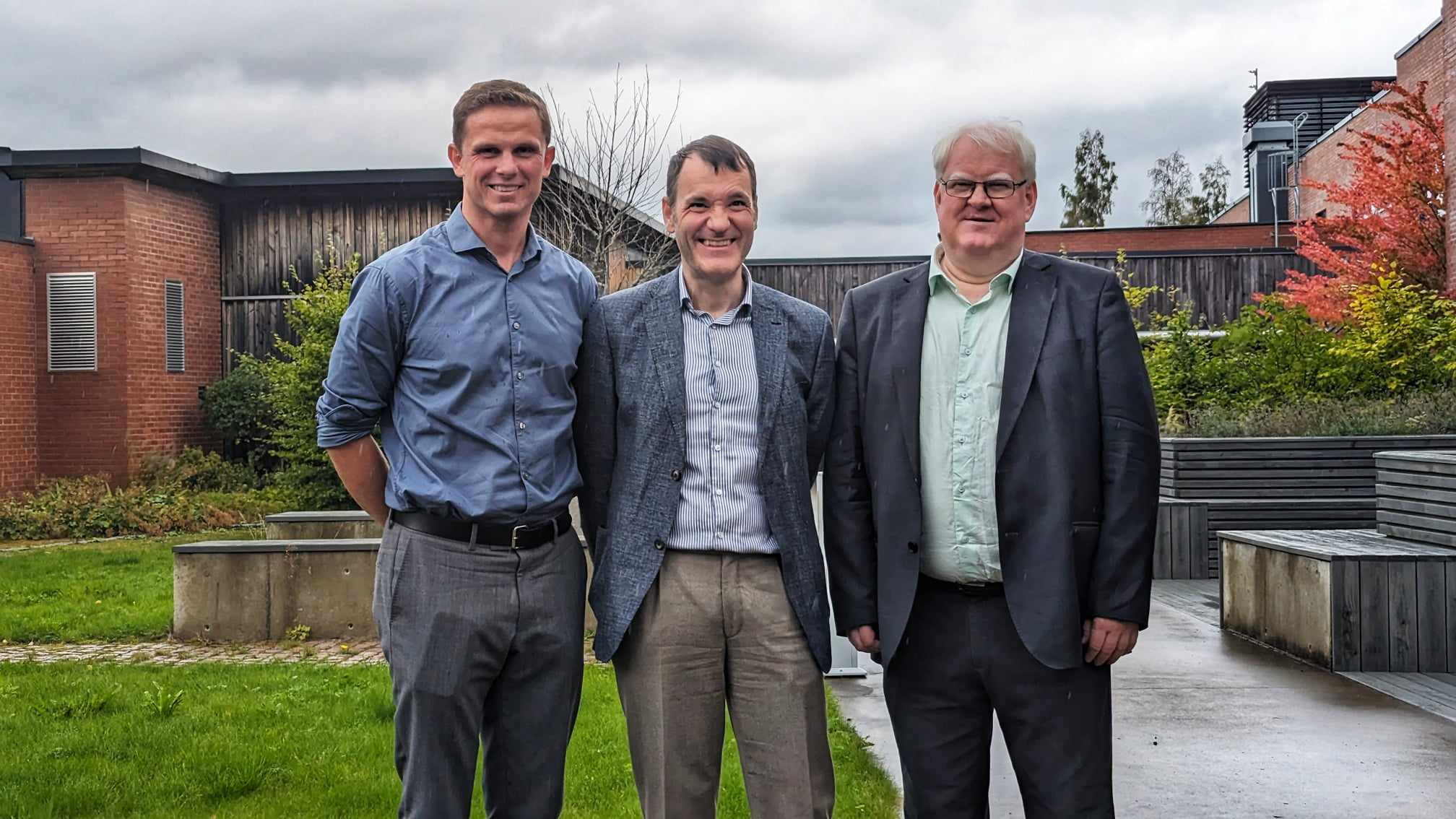 Gruppebilde ute. Fra venstre: Statssekretær i Kultur- og likestillingsdepartementet, Erlend Hanstveit, generalsekretær Per Inge Bjerknes og forbundsleder Terje Andre Olsen.