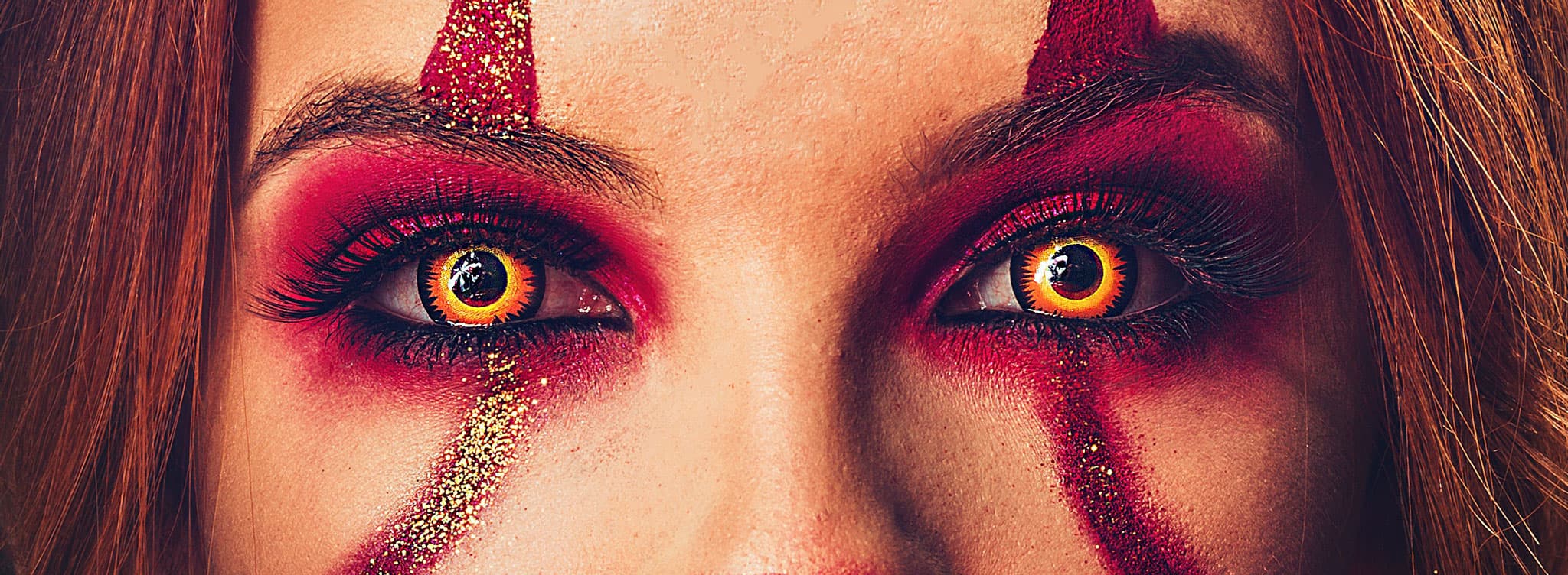 Utsnitt av et par øyne med fargede kontaktlinser.