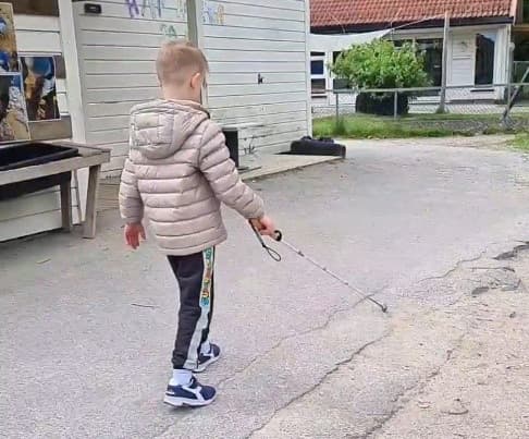Bilde av Lian på vei bort fra kamera med hvit stokk