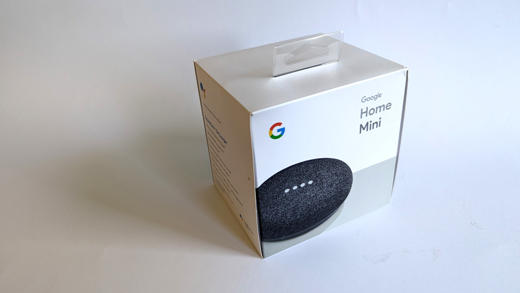 Bilde av en eske som Google Home høytaleren leveres i.