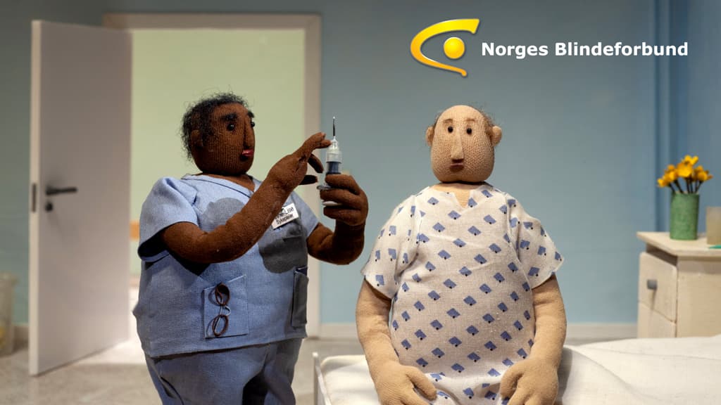 Skjermdump: En helesarbeider trekker  opp en sprøyte, ved siden av sitter det en synshemmet pasient.