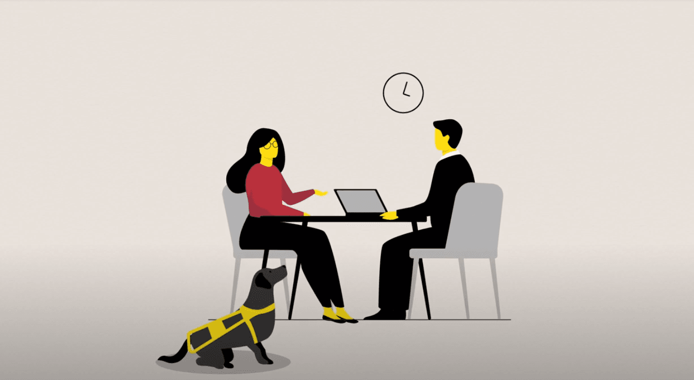 Skjermbilde fra filmen "Inkluderende arbeidsliv". En synshemmet kvinne med førerhund er på jobbintervju
