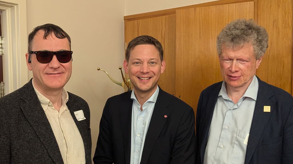 Per Inge Bjerknes, Sigurd Rafaelsen og Sverre Fuglerud skulder ved skulder på Stortingen. Alle smiler.