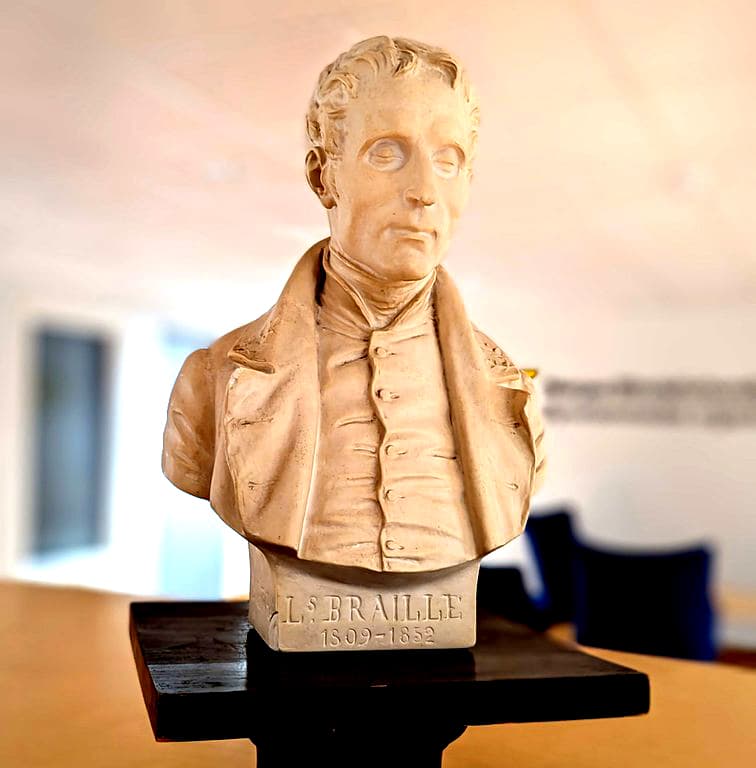 Bilde av en gipsbyste av Louis Braille