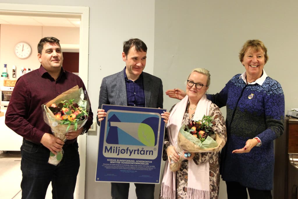 Fra venstre: Driftsleder Tommy Dieset, generalsekretær Per Inge Bjerknes, senior prosjektkoordinator Aileen Bjørnstad og ordfører i Oslo Marianne Borgen. Per Inge hilser skiltet fra Miljøtårnstiftelsen, Tommy og Aileen med hver sin blomstebukett.