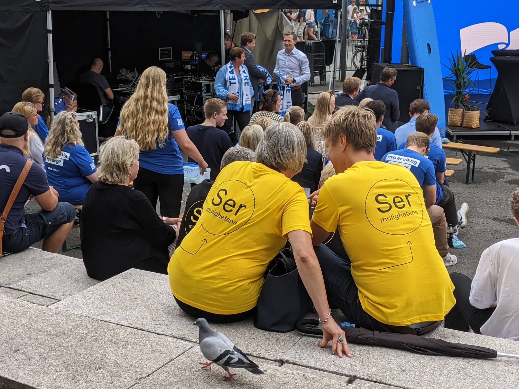 To personer med gul blindeforbund t-skjorte sitter å snakker sammen etter en partitime