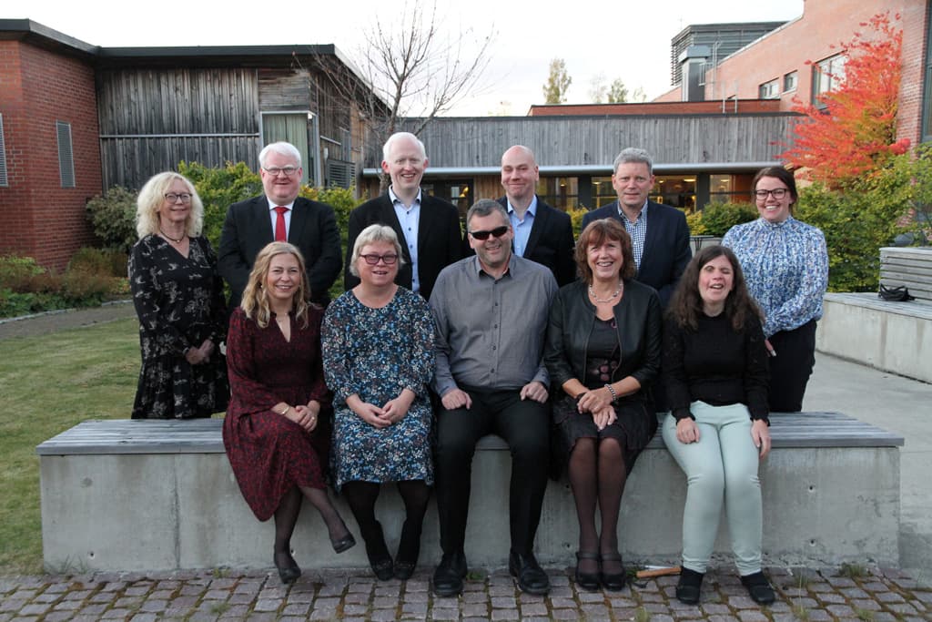 Bak fra venstre: Nestleder Kari Wiik, leder Terje Andre Olsen, styremedlem Andreas Havsberg, styremedlem Inge Fiskvik, styremedlem Knut Kjær Berntsen (personalrepresentant), vara styremedlem Vibeke Tomtsveen (vara personalrepresentant)
Foran fra venstre: Styremedlem Unn Tone Forfang Jenssen, styremedlem Sissel Sørensen Bye, varamedlem 3 Runar Kvam, styremedlem Brit Beate Eikehaug og varamedlem 1 Tanita B. Thomassen. (Varamedlem 2 Tonje Kristina Furset var ikke tilstede)