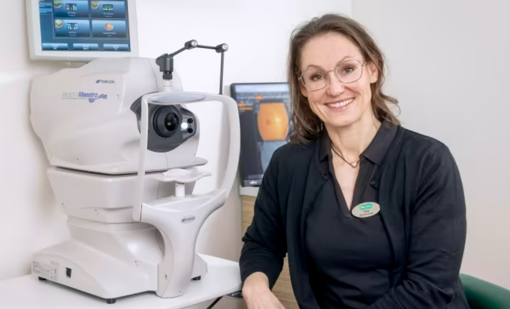 Trine Johnsen, sitter ved den OTC-maskin og smiler