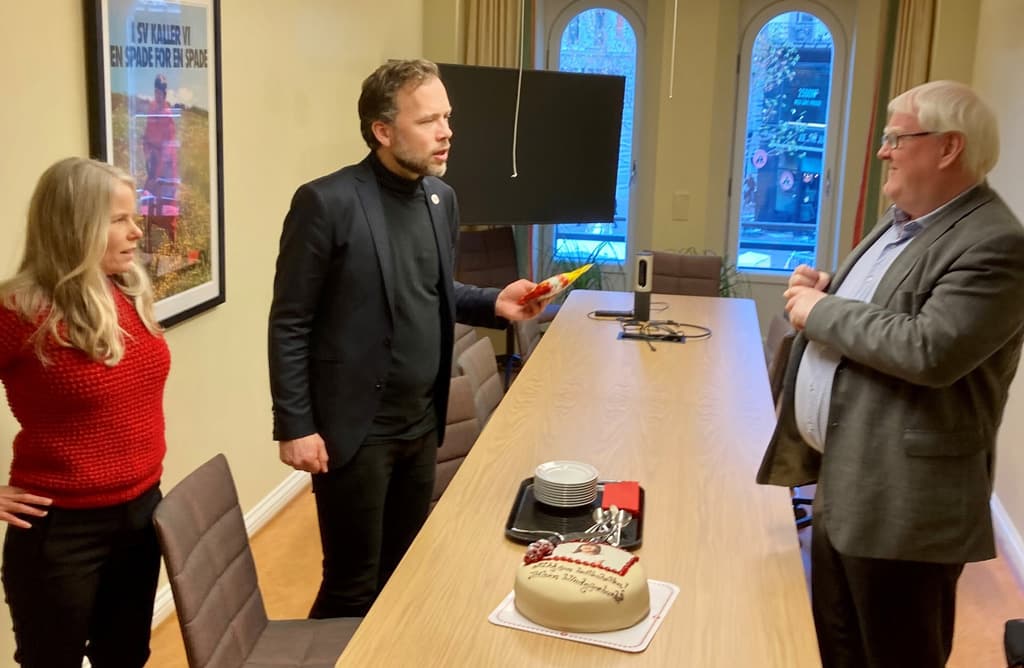 Fra venstre; Nestleder i SV Kirsti Bergstø, SV-leder Audun Lysbakken, og forbundsleder Terje André Olsen. På bordet mellom den står det en kake med portrett av et barn med briller på.