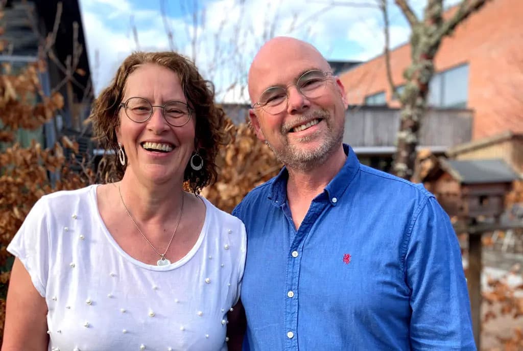 Sissel Gjermo og ektemannen Rune smilende side om side utendørs en høstdag.