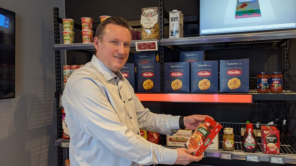 Knut Lilloe Salvesen med en pakke lasagne i hånden.