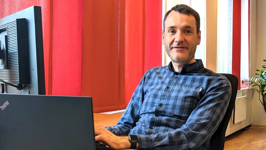 Per Inge Bjerknes bak PC-skjerm og skrivebord på kontoret.