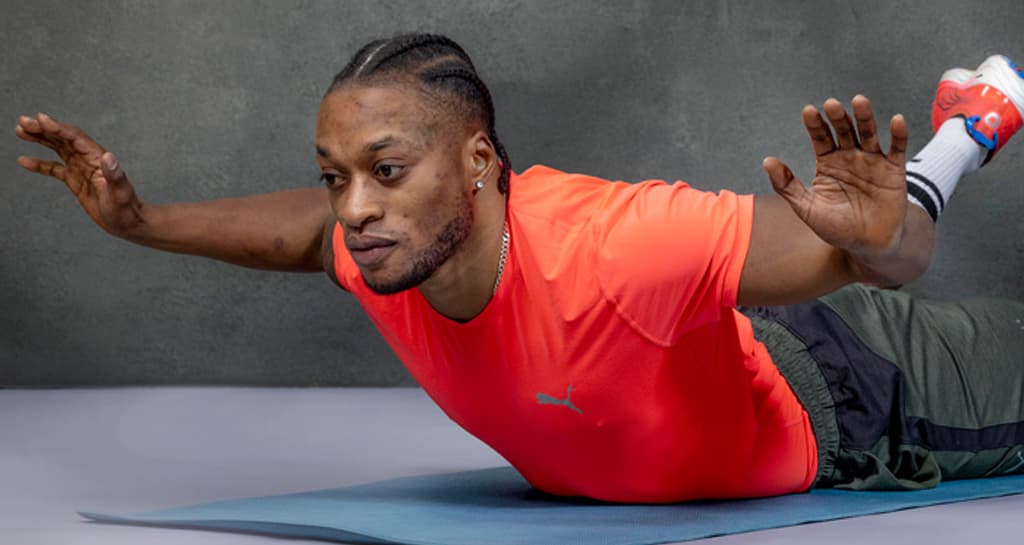 Salum ligger på magen og løfter armene, hodet og bena fra gulvet