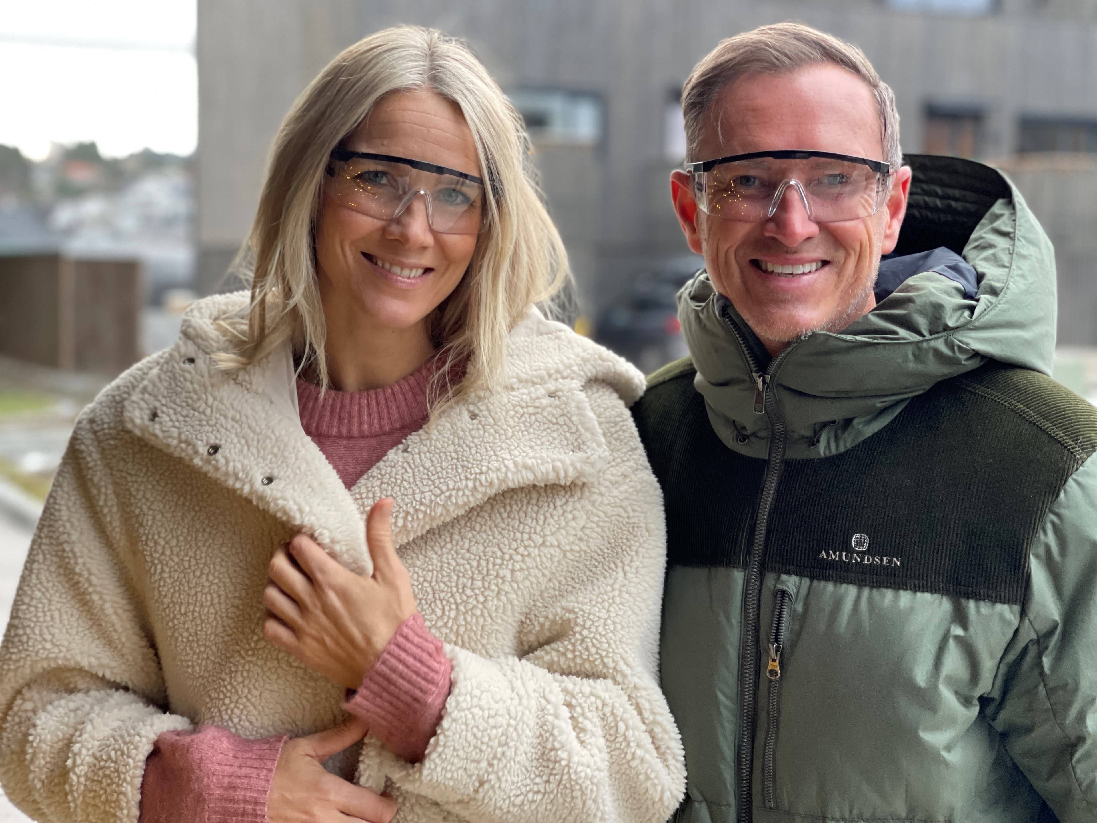 Bilde av Gro Hammerseng-Edin og Halvor Bakke med vernebriller